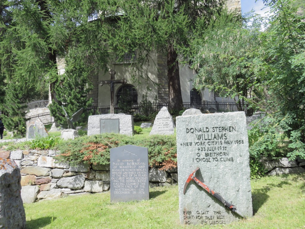Cementerio junto a la iglesia de Zermatt